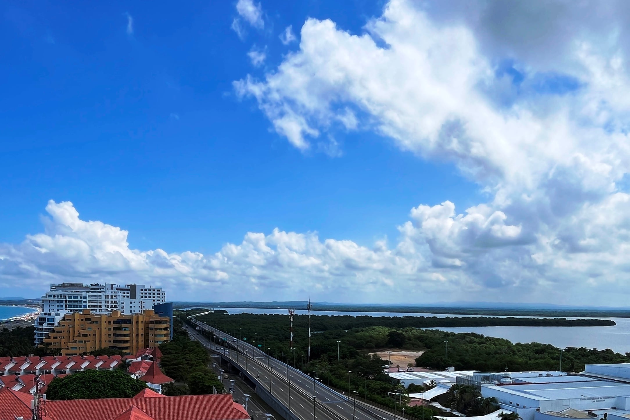 Un muerto y cinco heridos en siniestro vial sobre el viaducto en la zona norte de Cartagena
