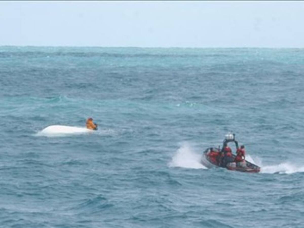 Guardacostas de EEUU inmoviliza en el Caribe embarcación de bandera colombiana que transportaba cocaína