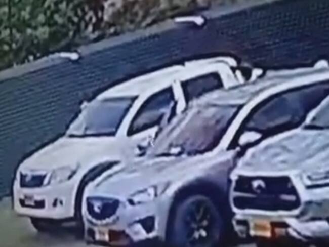 Robo masivo en un parqueadero de un restaurante