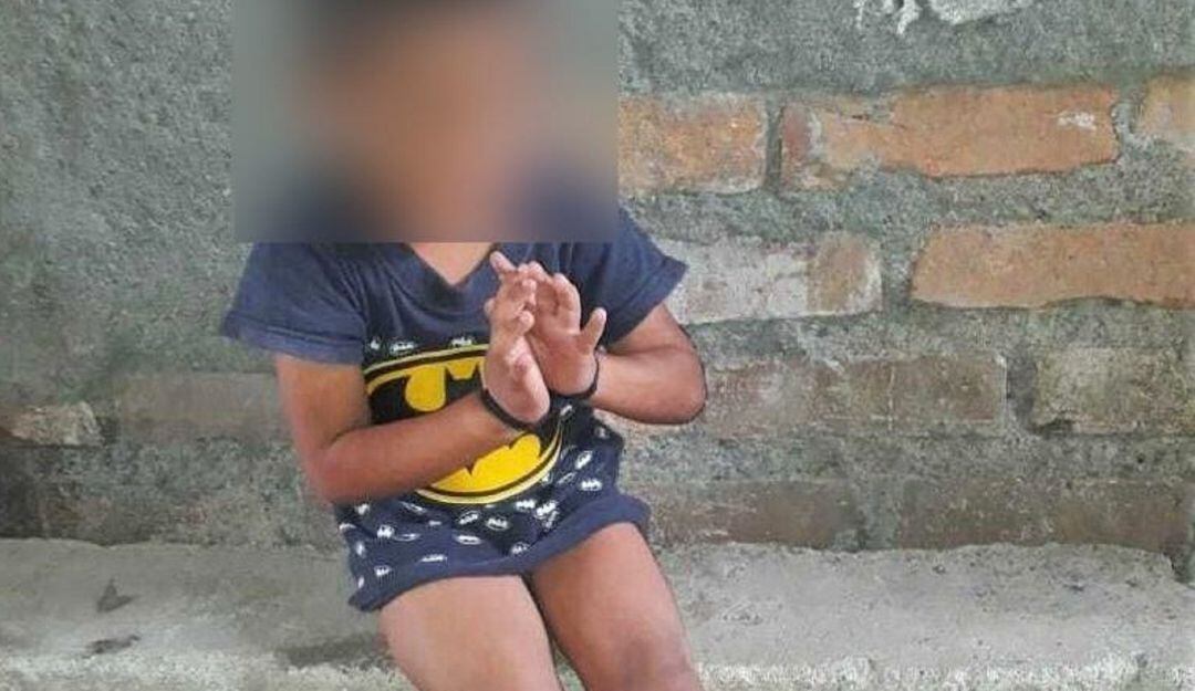 Sus padres lo mantenían atado de pies y manos, encerrado. Además, al parecer, lo golpeaban.