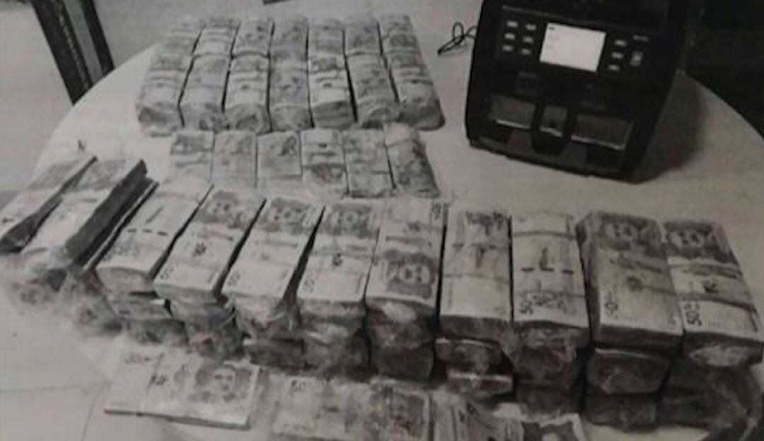 La Fiscalía judicializó a dos hombres que transportaban más de 1.311 millones de pesos ocultos en una caleta transportados en un vehículo. 