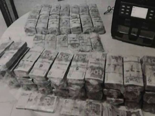 La Fiscalía judicializó a dos hombres que transportaban más de 1.311 millones de pesos ocultos en una caleta transportados en un vehículo.