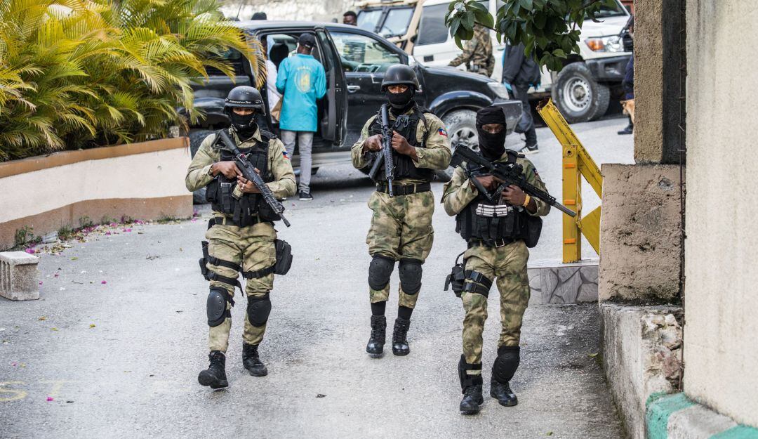 Policía de Haití en la entrada del difunto presidente Jovenel Moise en Puerto Príncipe.