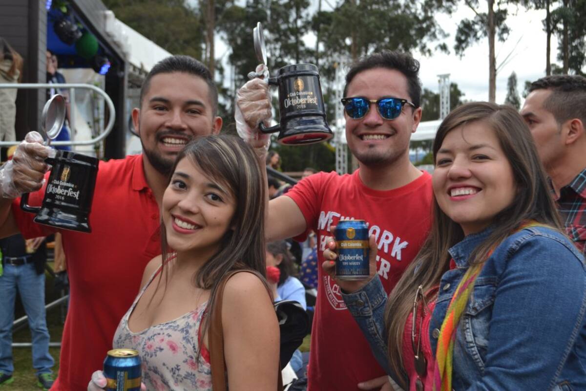 Club Colombia se encargó de mostrar costumbres del festival original y las mujeres que servían cerveza y algunos organizadores estaban la tradicional ropa alemana.
