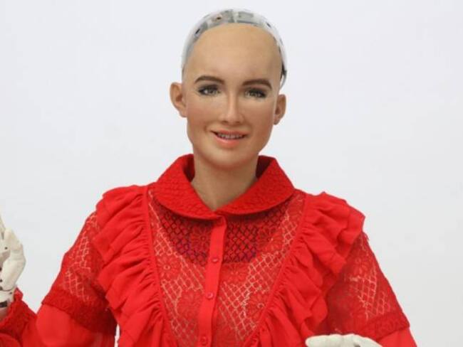 Estudiantes UPB exhiben en Colombiamoda vestidos creados para robot Sophia