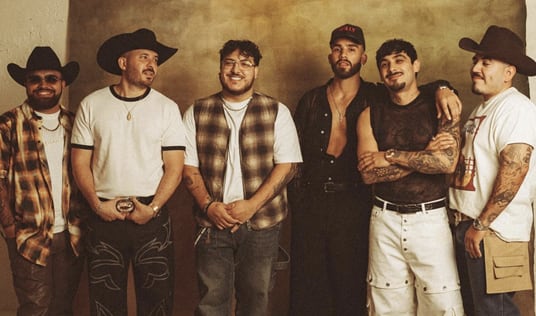 MANUEL TURIZO Y FRONTERA cortesia FLECHAS MUSIC