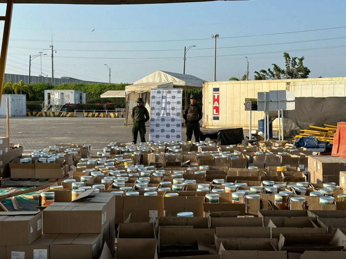 Hallan más de dos toneladas de cocaína mezcladas en carbonato de calcio y latas de piña