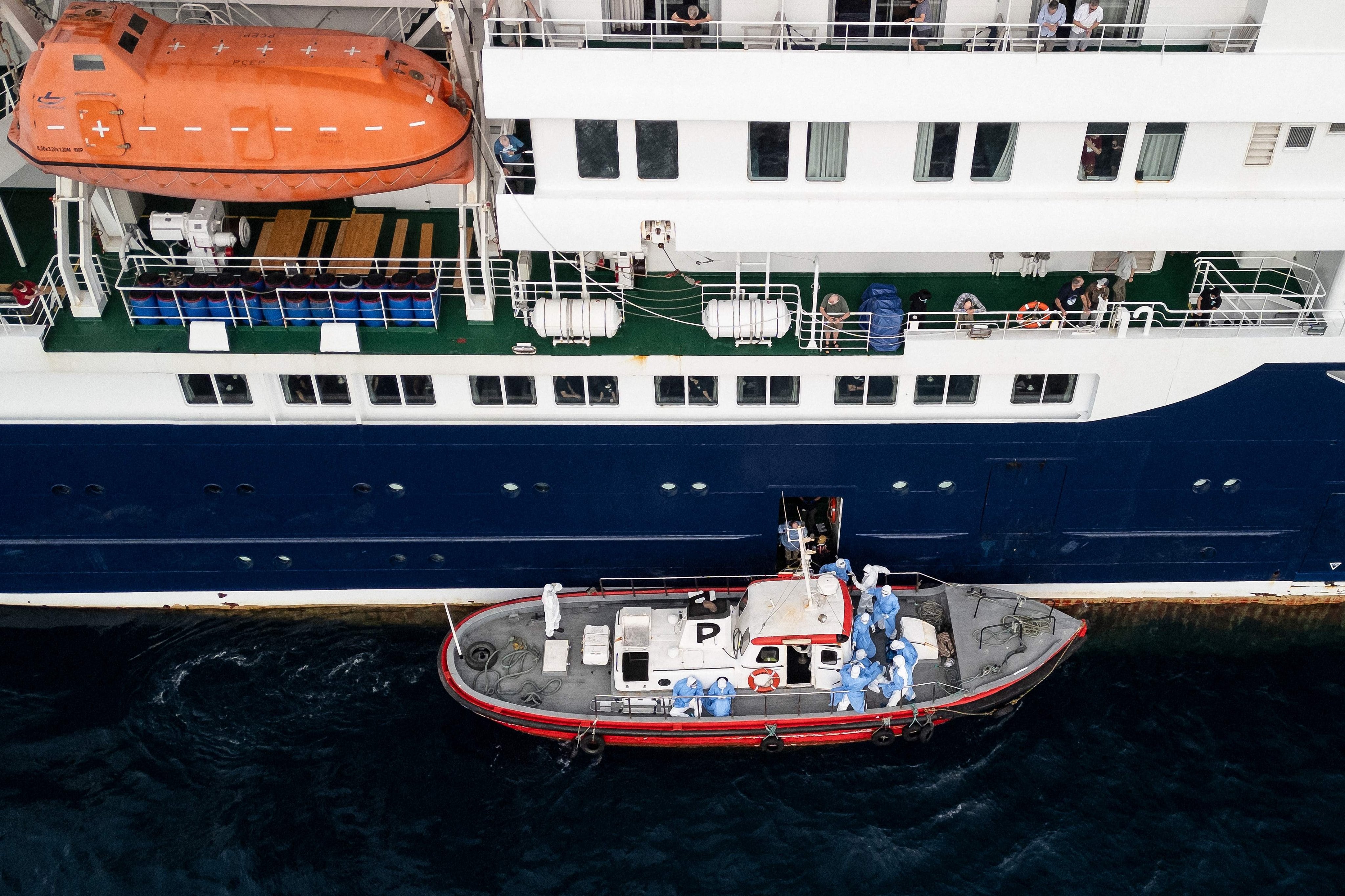 El crucero MV Hondius, afectado por un brote de hantavirus, partió este miércoles de Cabo Verde con rumbo a la isla atlántica española de Tenerife. FOTO: AFP
