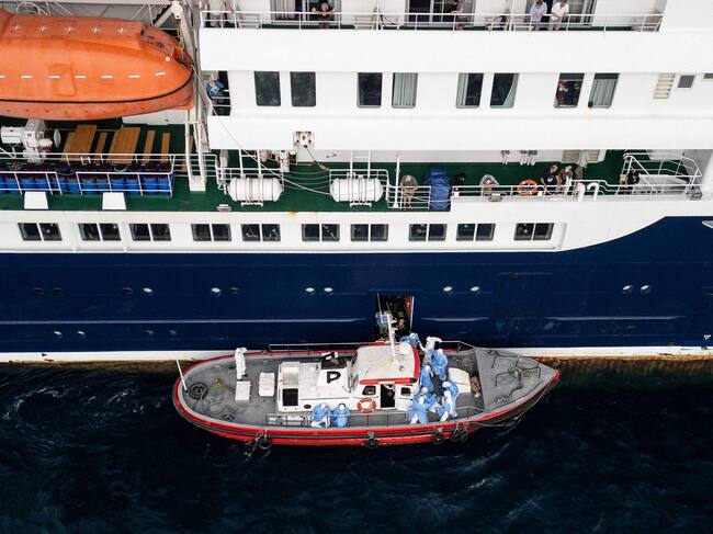 El crucero MV Hondius, afectado por un brote de hantavirus, partió este miércoles de Cabo Verde con rumbo a la isla atlántica española de Tenerife. FOTO: AFP
