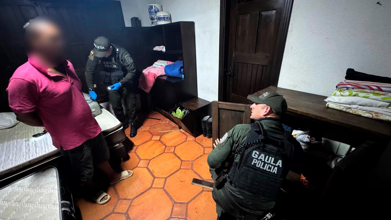 Uno de los registros de allanamientos hechos contra el grupo delincuencial organizado 'La Cordillera'. Foto: Policía Caldas.