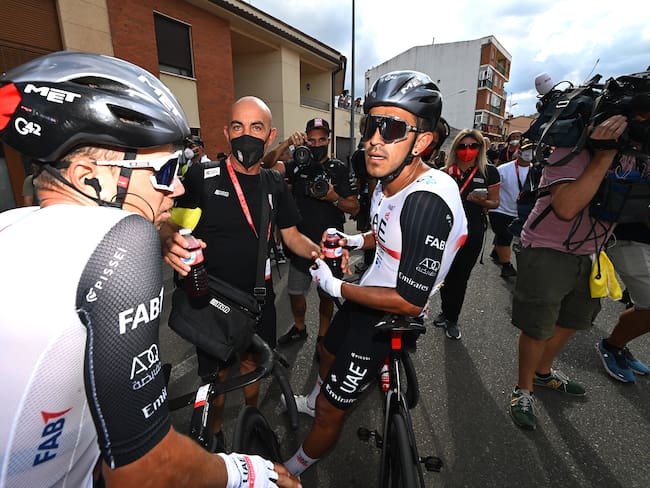 Rui Oliveira of Portugal (I) y Juan Sebastian Molano (D) después de la etapa 19 de la Vuelta a España (Photo by Tim de Waele/Getty Images)