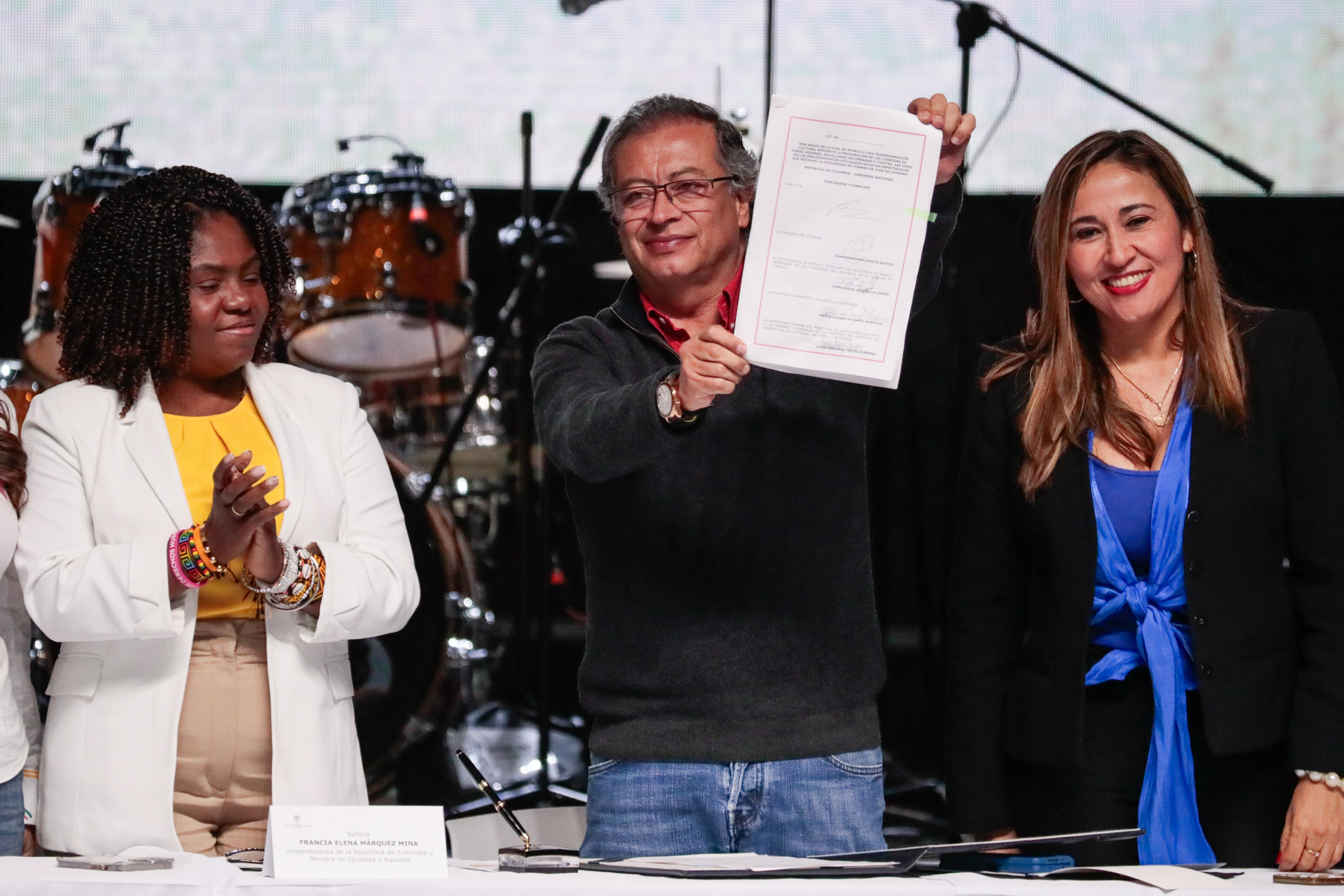 BOG400. BOGOTÁ (COLOMBIA), 22/07/2024.- El presidente de Colombia, Gustavo Petro (c), junto a la vicepresidenta Francia Márquez, muestra el documento en el que sanciona la ley que prohíbe las corridas de toros este lunes, durante una ceremonia en la Plaza de Toros La Santamaría en Bogotá (Colombia). El Gobierno colombiano sancionó la ley No más olé, que prohíbe las corridas de toros en el país a partir de 2027 y que fue aprobada por el Congreso en mayo pasado, una iniciativa que, según denuncian los defensores de la tauromaquia, afectará a la economía y el empleo de las personas que viven de esta actividad. EFE/Carlos Ortega