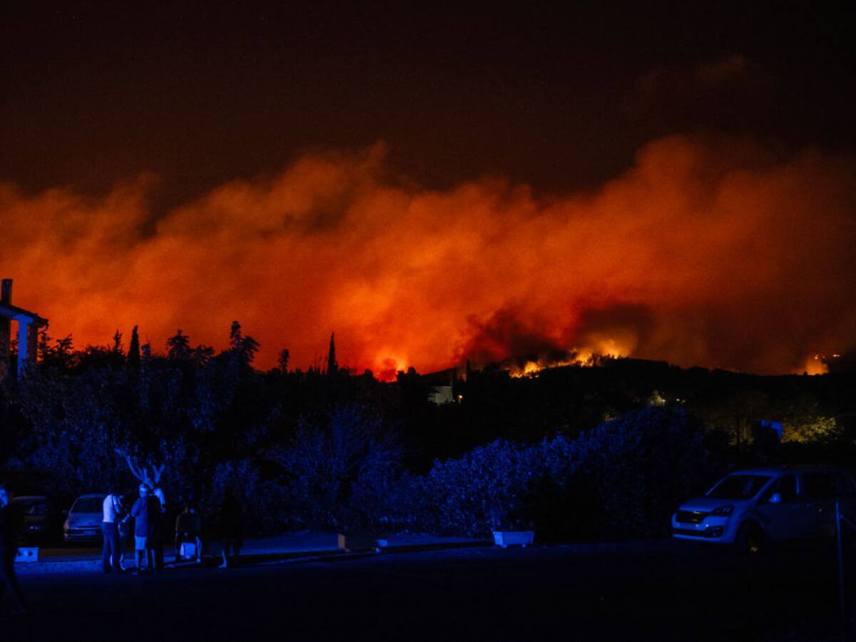 Autoridades entregan balance de afectaciones tras incendios forestales en Maratón, Grecia