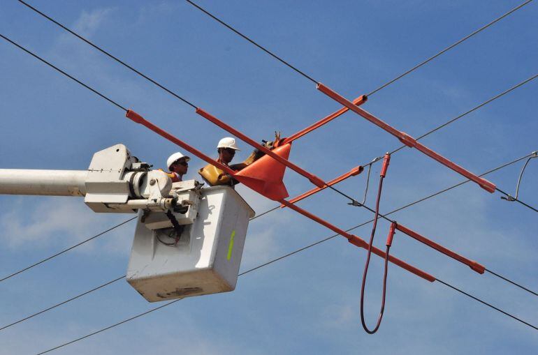 Reparaciones que adelanta la empresa Electricaribe en las redes del servicio de energía afectadas por los fuertes vientos