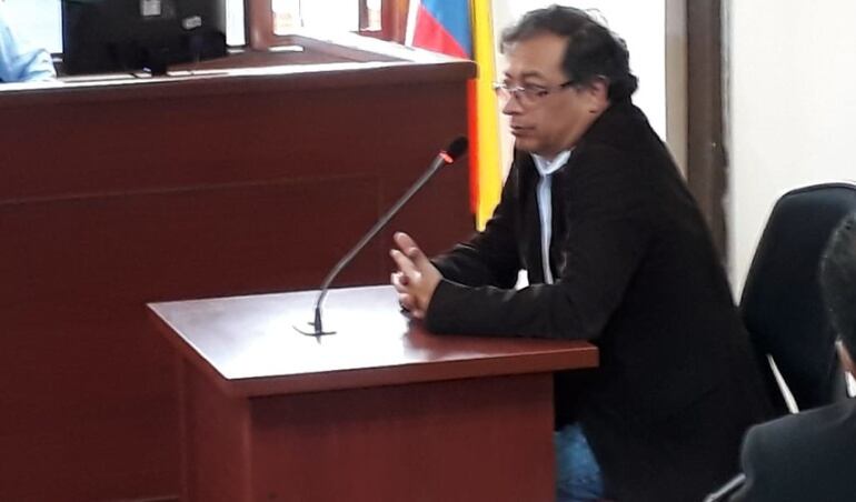 El senador Gustavo Petro Urrego, asistió a una audiencia en Paloquemao, como testigo en el proceso que se adelanta por la compra de 100 motos eléctricas. 