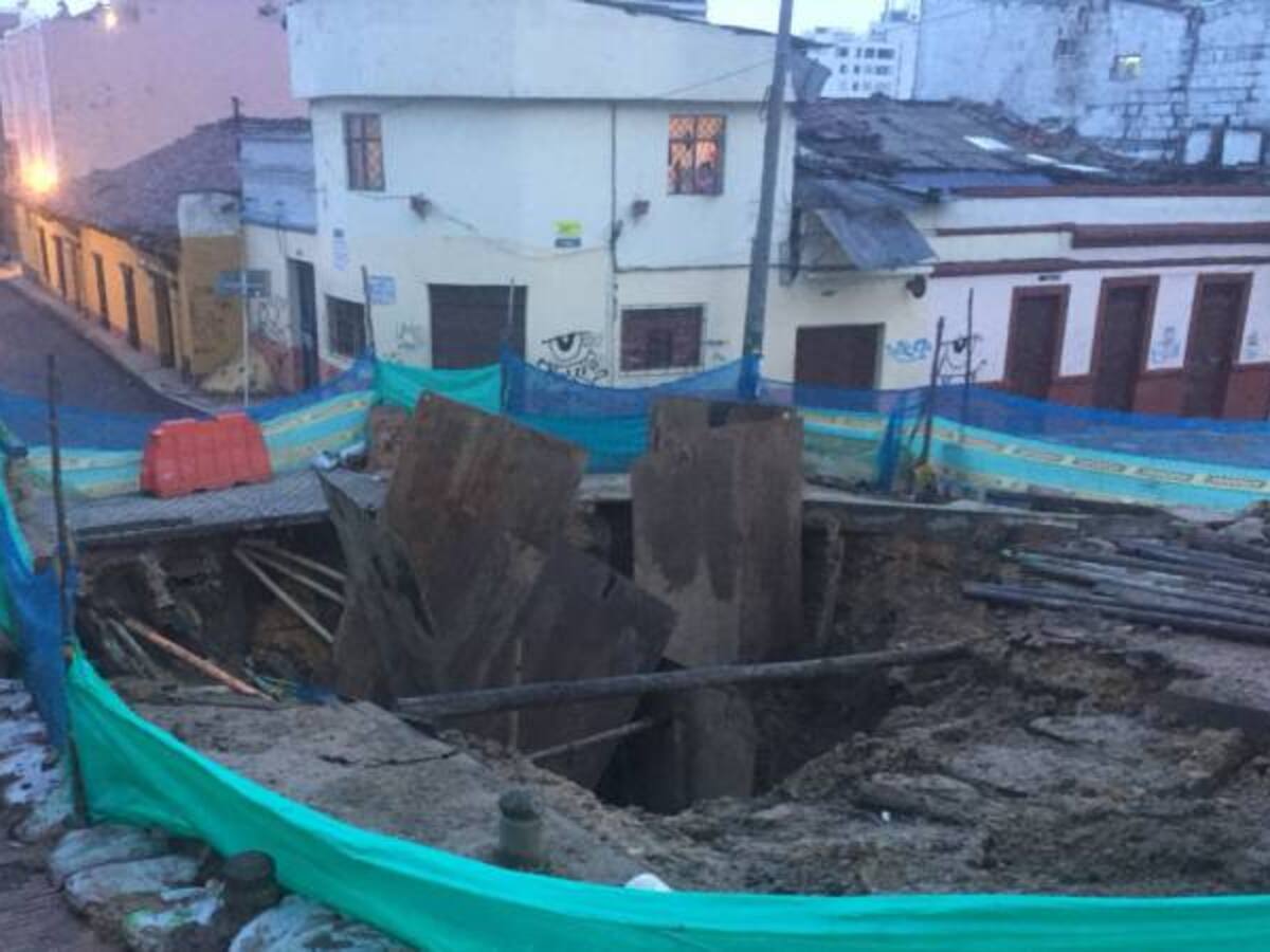 Se abre gigantesco hueco en pleno centro histórico de Bogotá