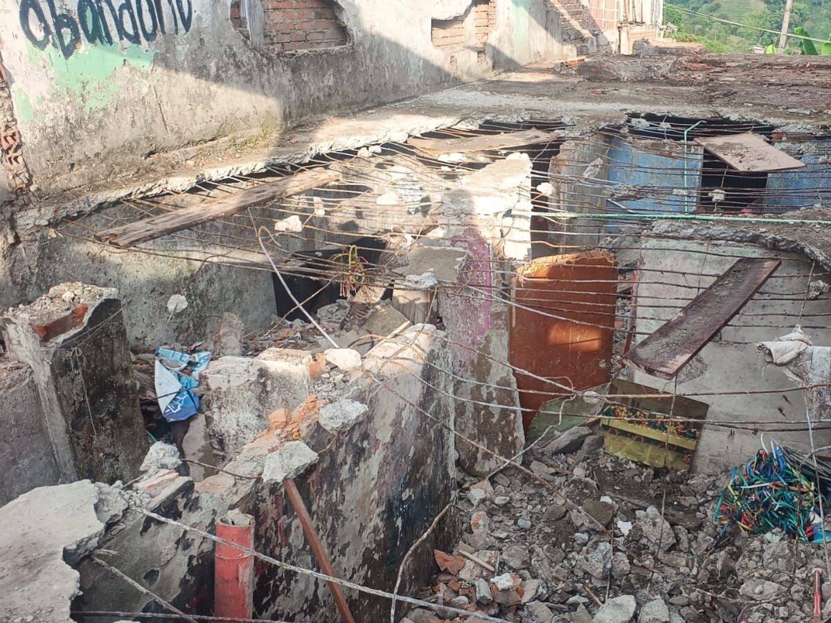 En Amenia demolieron una casa utilizada para el consumo y expendio de estupefacientes