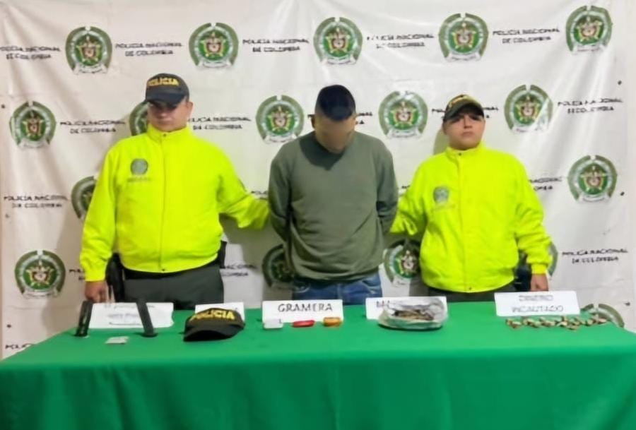 Tenia en su poder prendas de uso privativo de la fuerza publica. Foto Policía Huila.