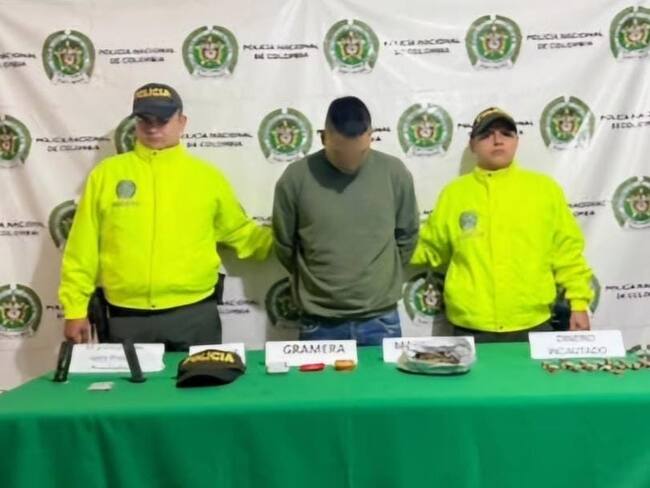 Tenia en su poder prendas de uso privativo de la fuerza publica. Foto Policía Huila.