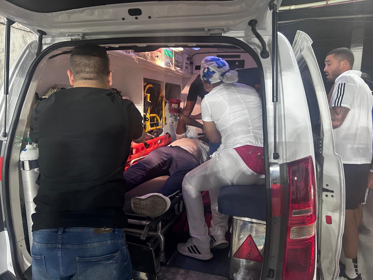 Iván Mauricio Arboleda recibe atención médica tras el ataque al bus de Millonarios / Imagen suministrada.
