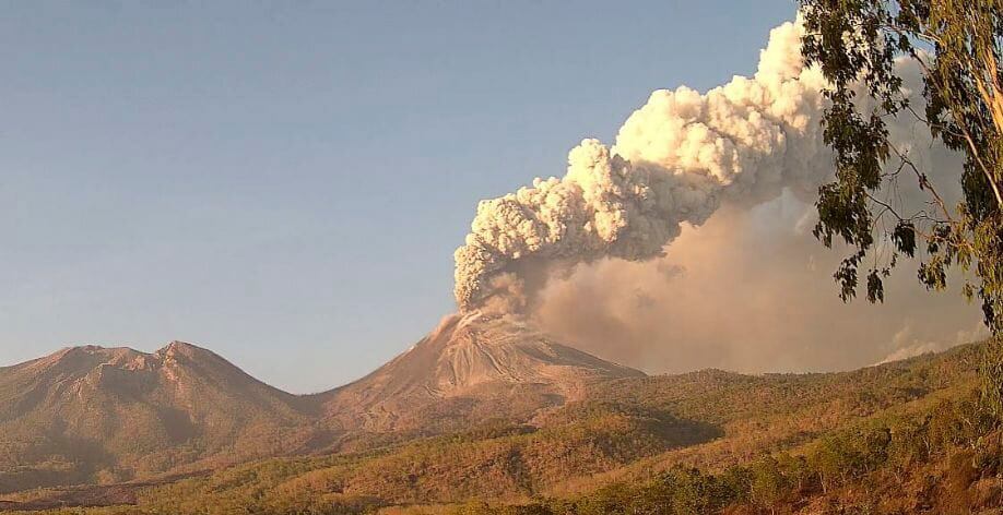 Erupción de un volcán en la isla indonesia de Bali, provoca cancelación de al menos 90 vuelos internacionales. (Foto: EFE)