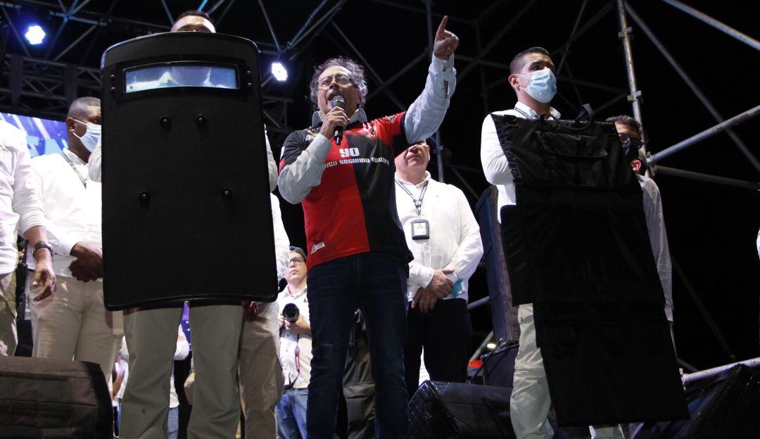 Gustavo Petro se presentó en Cúcuta con chaleco antibalas y escudo blindado
