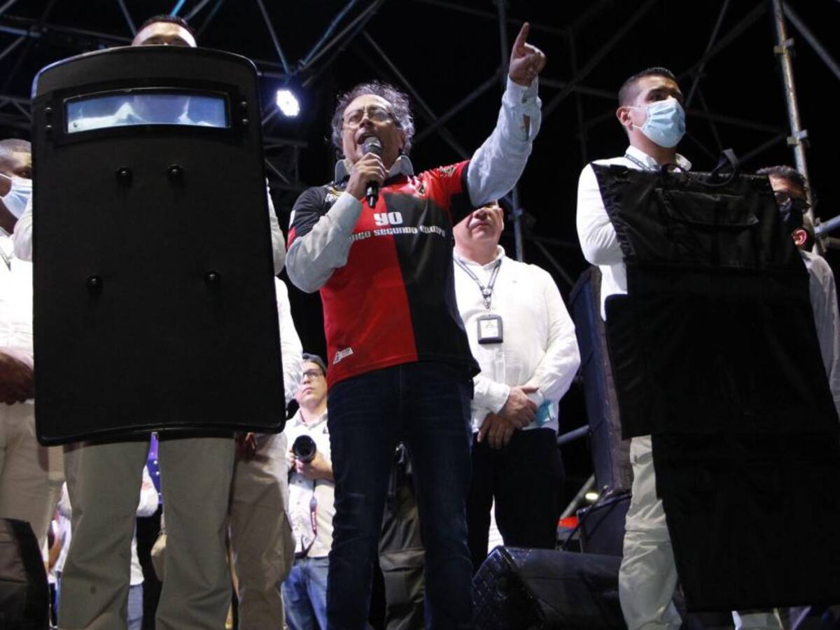 Gustavo Petro se presentó en Cúcuta con chaleco antibalas y escudo blindado