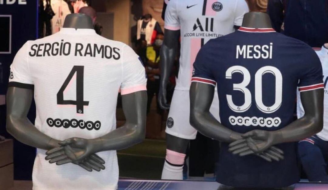 Camisetas de Sergio Ramos y Lionel Messi en una tienda del PSG en Francia