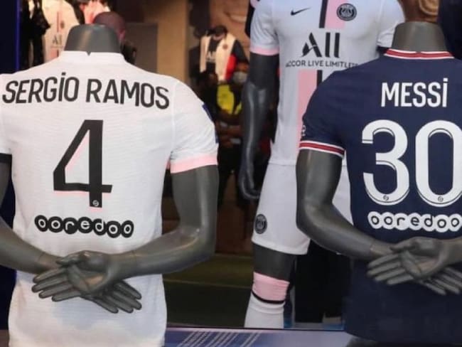 Camisetas de Sergio Ramos y Lionel Messi en una tienda del PSG en Francia