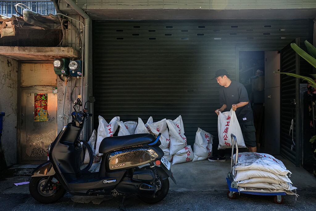 Gente preparando sacos para la alerta meteorológica en Taiwán (Crédito: Daniel Ceng/Anadolu via Getty Images)