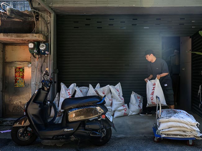 Gente preparando sacos para la alerta meteorológica en Taiwán (Crédito: Daniel Ceng/Anadolu via Getty Images)
