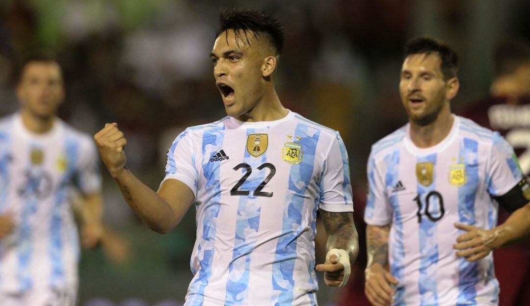 Lautaro Martínez festeja el primer gol de Argentina.
