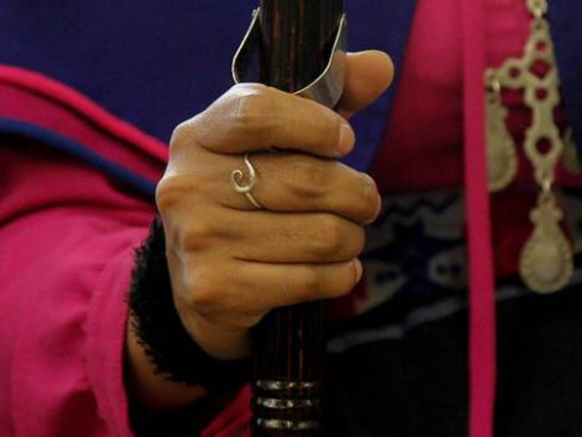 Arrestan a abuela de 95 años por pegarle con chancleta a su nieta de 46