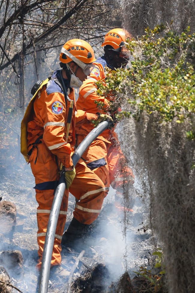 Más de 150 soldados y seis helicópteros mantienen operativo contra incendio en Villa de Leyva. Crédito: MinDefensa.