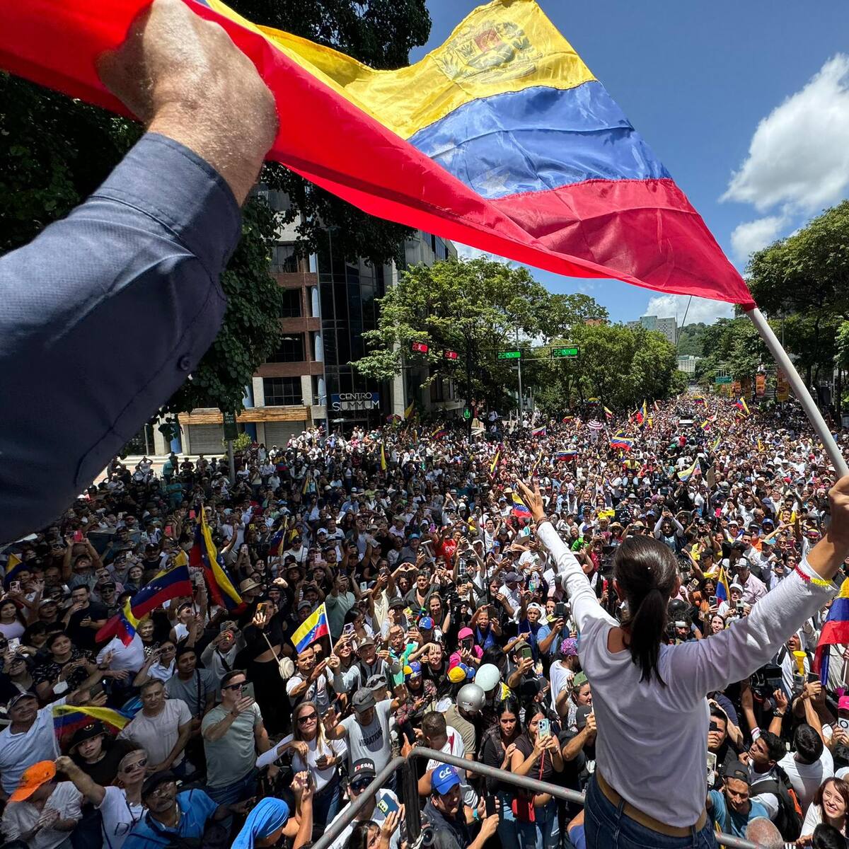María Corina Machado reaparece en la marcha de la oposición, en Caracas