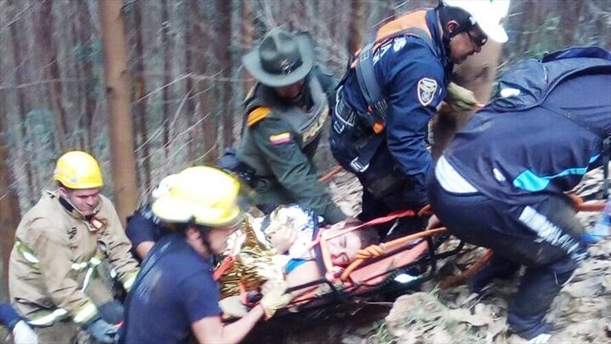 Un ciclista que cayó a una profundidad en la vereda Claridad y fue rescatado por el cuerpo de bomberos. Foto: Bomberos