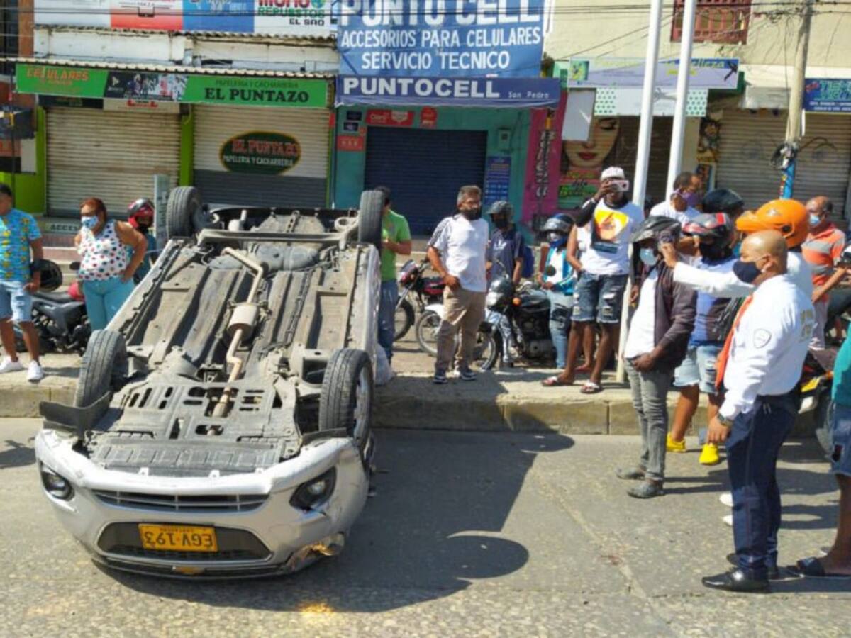 Primer accidente de 2021, se volcó un carro en el sector de La Plazuela