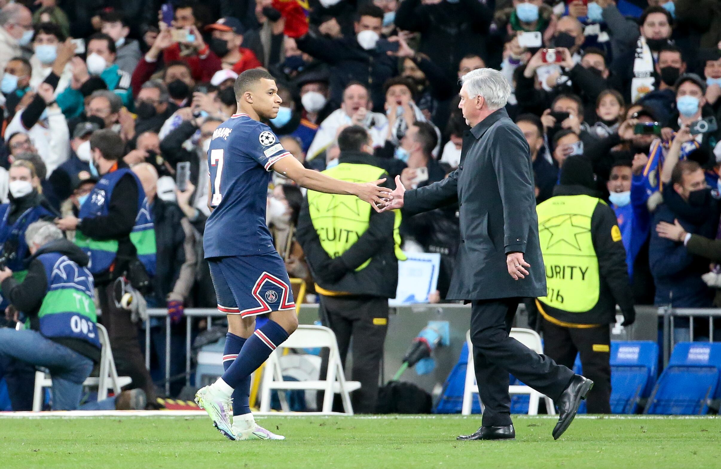 Kylian Mbappé saludando a Carlo Ancelotti en duelo de Champions League. (Photo by John Berry/Getty Images)
