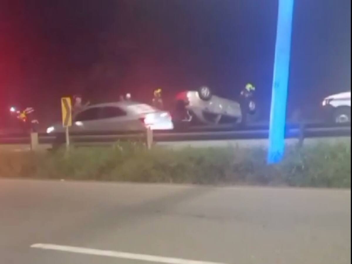 Carro particular se volcó en la bajada de Turbaco: conductor resultó ileso