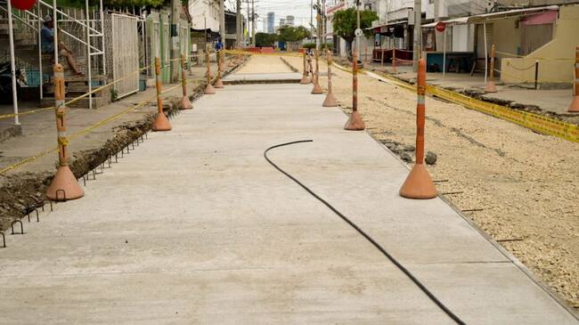 El arreglo de los 0.5 kilómetros carril se hace con placas en concreto rígido para garantizar una mayor durabilidad.