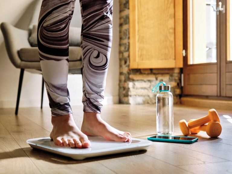 Mujer pesándose, imagen de referencia // GettyImages