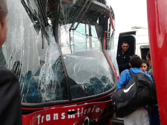 Choque de dos buses de Transmilenio deja varios heridos