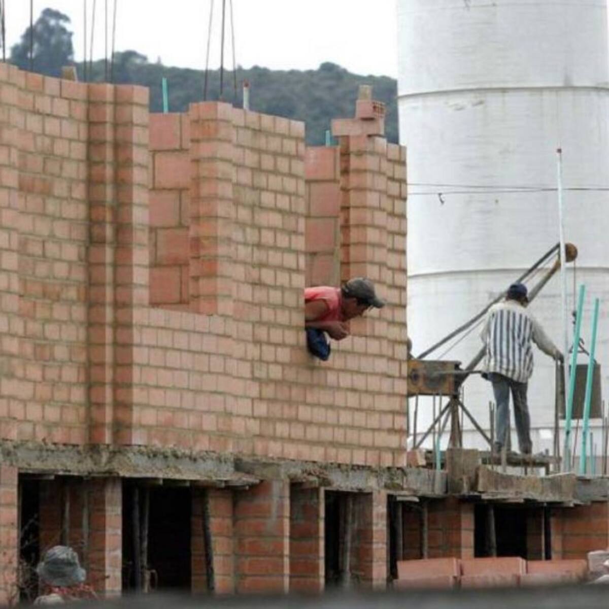 Investigan a interventor que habría entregado viviendas con fallas estructurales