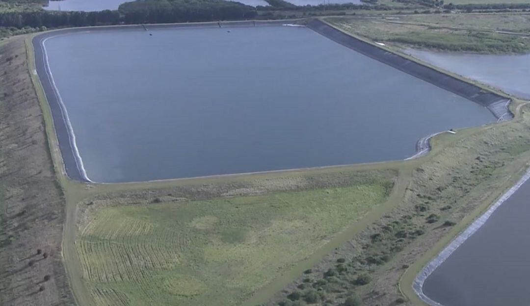 El embalse ubicado cerca de la mina de fosfato en Bradenton, Florida.