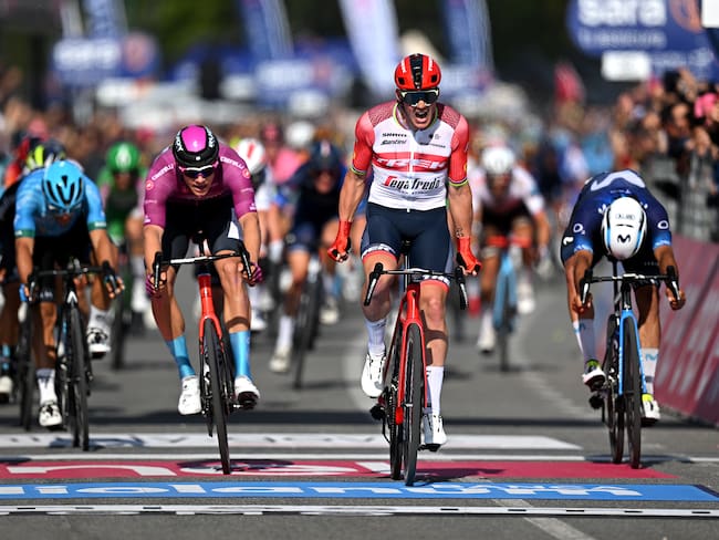 Mads Pedersen de Dinamarca y Team Trek - Segafredo conmemora la línea de meta como ganador de la etapa frente a (I-D) Jonathan Milan de Italia y Team Bahrain - Victorious - Camiseta Purple Points y Fernando Gaviria de Colombia y Movistar Team durante el 106° Giro d'Italia 2023, etapa 6 na etapa de 162 km de Nápoles a Nápoles / #UCIWT / el 11 de mayo de 2023 en Nápoles, Italia. (Foto de Stuart Franklin/Getty Images)