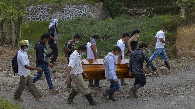Varios testigos informaron que hombres armados llegaron provenientes de Venezuela y dejaron tres ataúdes con tres cuerpos en su interior. Foto: Getty Images
