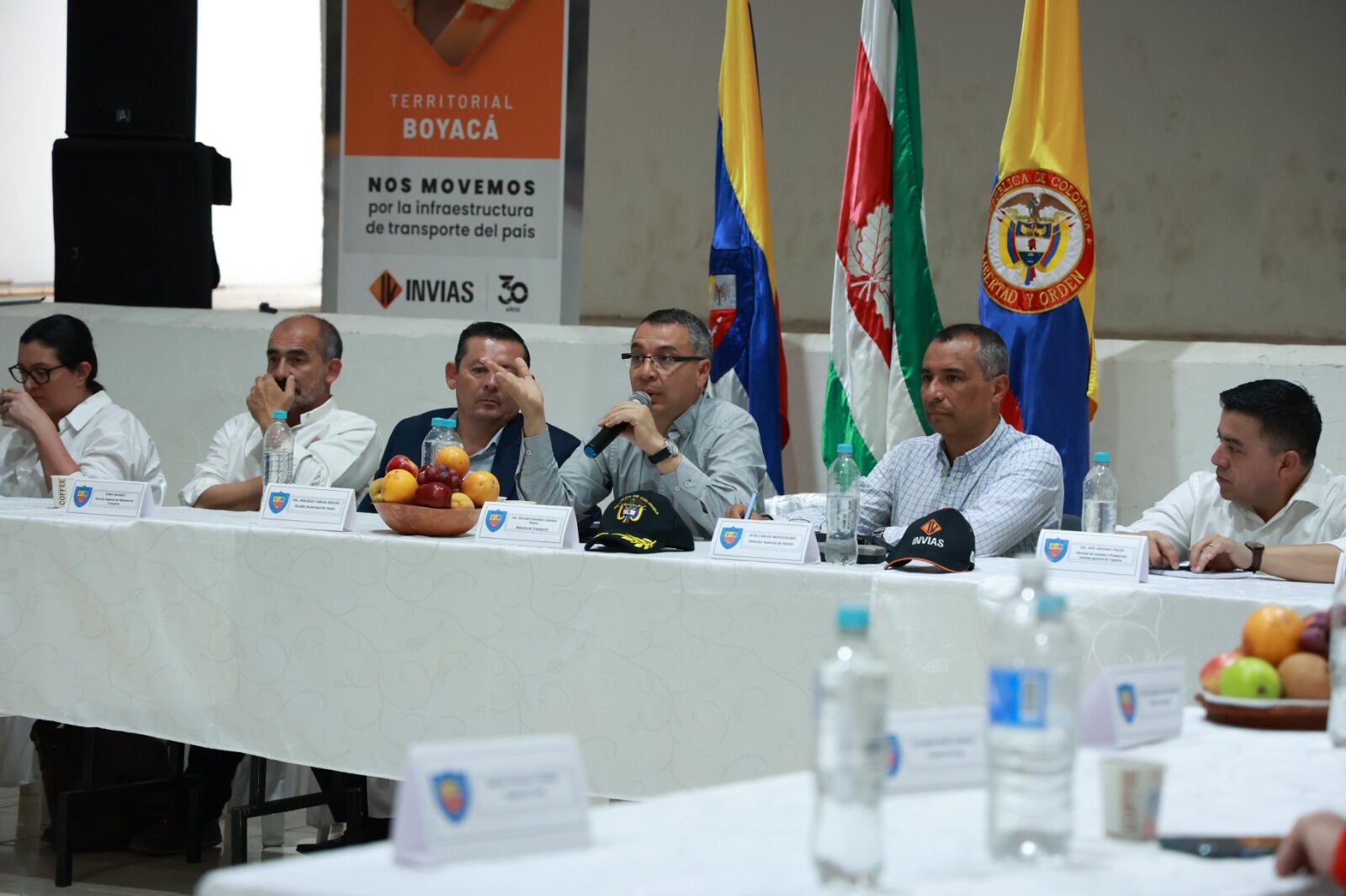 El ministro de Transporte William Camargo lideró la mesa de trabajo que se realizó en el Teatro Municipal de Soatá (Boyacá), con los mandatarios / Foto: Suministrada.