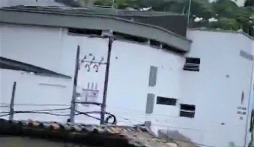 Un grupo de estudiantes de una institución educativa estuvo en peligro en medio de un fuerte hostigamiento contra la Policía Nacional