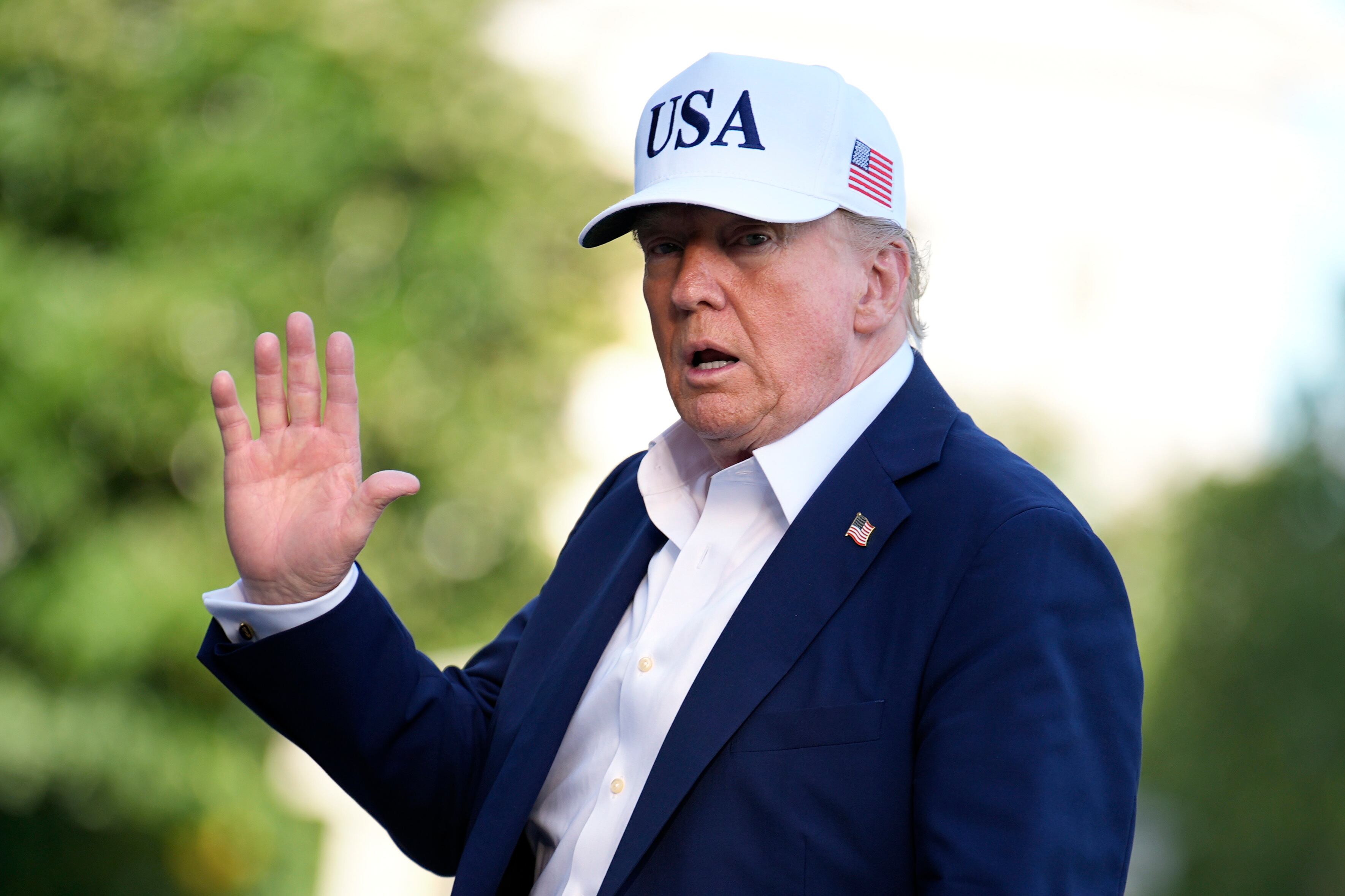 Washington (United States), 07/07/2025.- US President Donald Trump waves to reporters on the South Lawn of the White House upon his return from a weekend in Bedminster, New Jersey, in Washington, DC, USA, 06 July 2025. EFE/EPA/Yuri Gripas / POOL