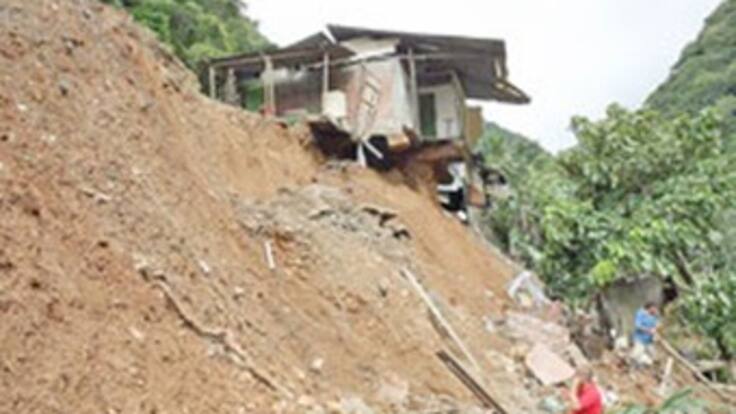 Cuatro viviendas arrasadas y bodegas afectadas dejó avalancha en Manizales